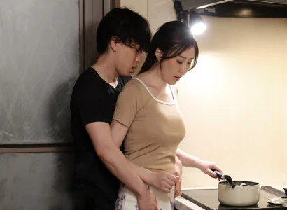 Người phụ nữ trong nhà thỏa mãn cho con chồng