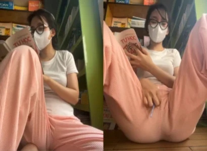Cô em vừa đọc sách vừa để sextoy trong lồn