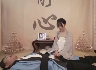 Nữ tu xinh quan tâm đến vị đạo sĩ bị thương