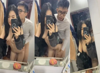 Hai người trẻ chịch nhau trước gương