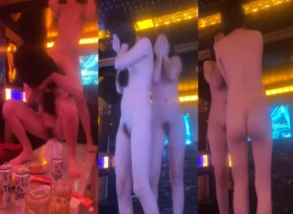 Chị gái hoạt động thoát y dâm loạn ngay tại quán karaoke
